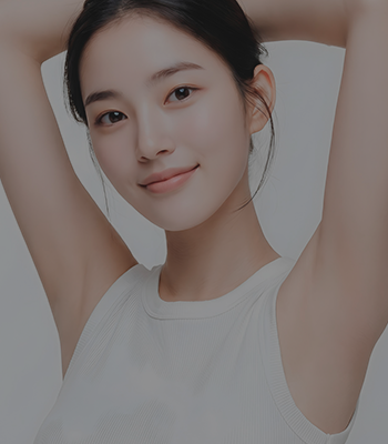 흰 민소매 옷을 입고 양팔을 머리 위로 든 여성 모델