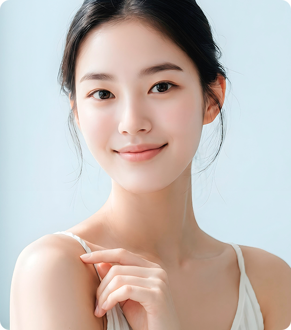 연한 파란 배경에서 미소 지으며 어깨에 손을 올린 여성 모델