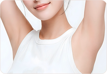 흰 민소매 옷을 입고 양팔을 들어 올린 여성 모델의 겨드랑이