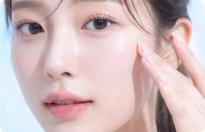 손끝을 볼에 가볍게 댄 여성 모델의 얼굴 확대 이미지