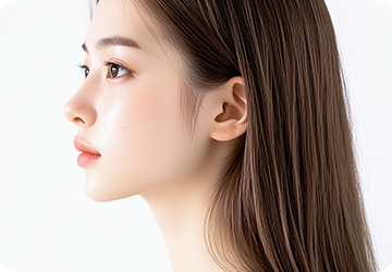 코와 턱의 옆선이 보이는 긴 머리 여성 모델의 측면 얼굴