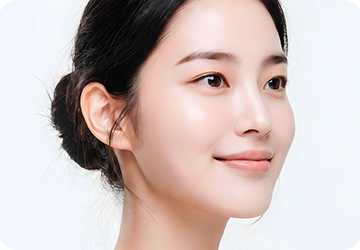 옆을 바라보며 코와 턱선이 드러나는 여성 모델의 얼굴